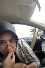 Video Viral Hijab Cantik Berkacamata Ngisep Di Mobil Lagi Ramai